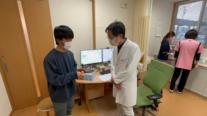 クリニックでの贈呈の様子（左）
